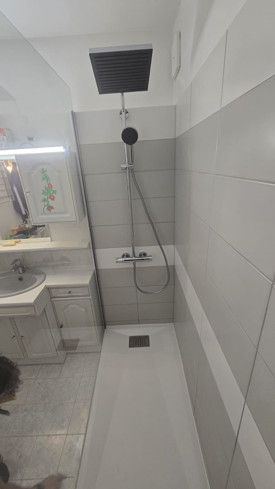 Salle de bains après pose d'une douche et d'une colonne de douche