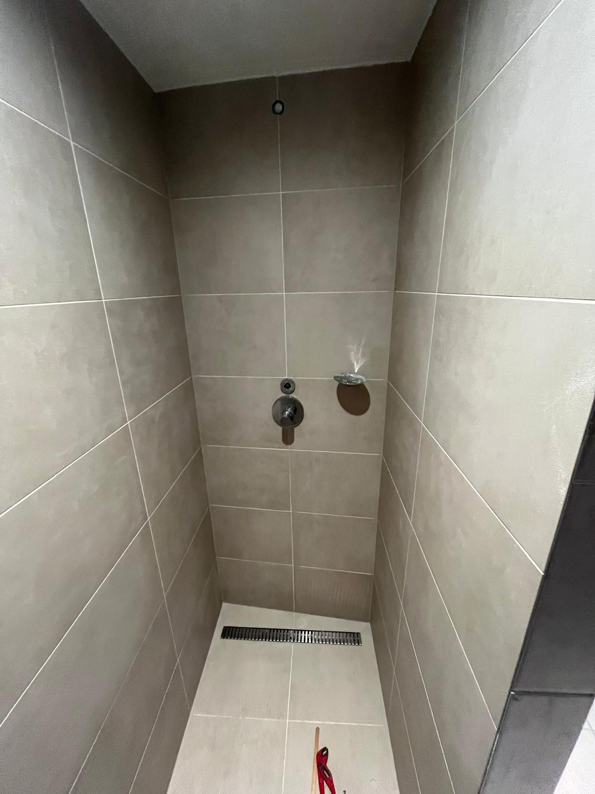 Réalisation d'une douche carrelée avec évacuation linéaire
