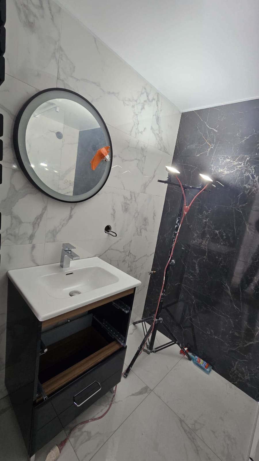 Pose d'un meuble vasque et d'une robinetterie de salle de bains